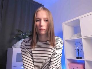 giadapucci spanish cam babe loves smoking in live sex show