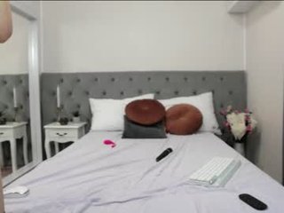 lilyrose_ cam babe takes ohmibod online and gets her pussy penetrated