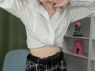 aliayang slim cam babe is glad to offer her cunt for dirty live sex