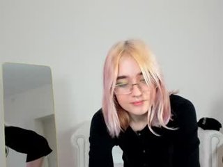 ameelialee cam babe her pussy penetrated on camera