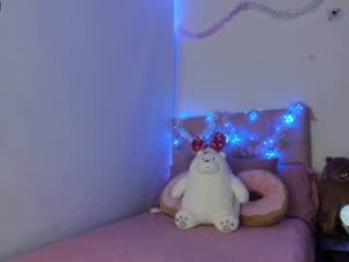 keily_fox_ cam babe loves ohmibod vibrations and squirting out of her nasty pussy