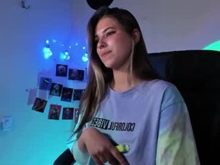 scarlett_wanner beautiful cam babe has the ever-willing mens at her service, and she uses him for all he's good for