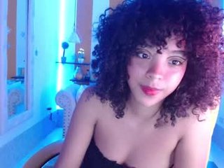 sarahcollin_ horny cam chick gets her feet licked off by slave online