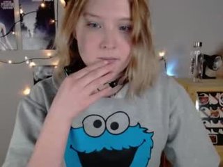 dollirosee english cam girl show his beauty legs online