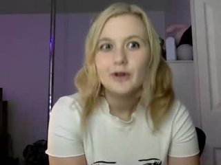 avery_doll21 cam girl showing big tits and big ass