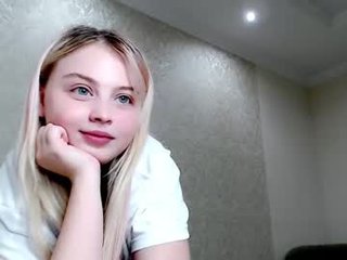 shy_blondiee cute blonde cam girl gets her pussy banged very hard