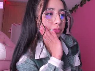 evelyn_chelle small tits cam girl wants spanking on XXX cam